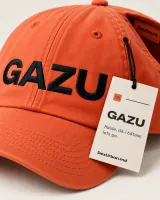 Șapcă GAZU, oranj — detaliu de material și personalizare