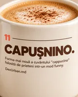 Cană CAPUȘNINO, crem — prim-plan cu tipografie espresso pe ceramică