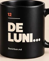 Cană DE LUNI..., negru — detaliu de glazură și personalizare