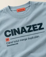 Tricou CINAZEZ, albastru glacial — detaliu de material și personalizare