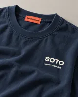 Tricou SOTO, albastru cerneală — detaliu de material și personalizare